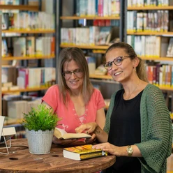 The friendly library team of the Selsingen community library is looking forward to your visit Das freundliche Bücherei-Team der Samtgemeindebücherei Selsingen freut sich auf Ihren BesuchHet vriendelijke bibliotheekteam van de gemeentelijke bibliotheek van Selsingen kijkt uit naar uw bezoek