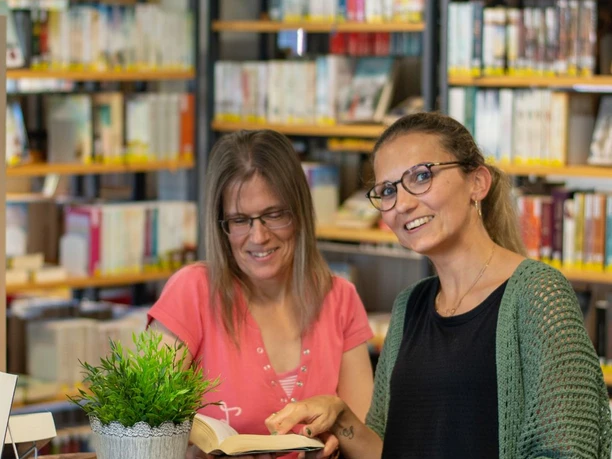 The friendly library team of the Selsingen community library is looking forward to your visit Das freundliche Bücherei-Team der Samtgemeindebücherei Selsingen freut sich auf Ihren BesuchHet vriendelijke bibliotheekteam van de gemeentelijke bibliotheek van Selsingen kijkt uit naar uw bezoek