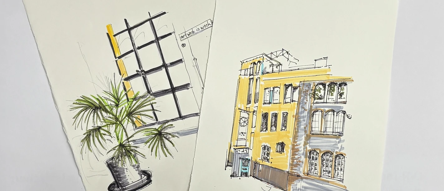 Urban Sketching Zwei Urban-Sketching-Zeichnungen von einer Topfpflanze vor Fenster und einem gelben Gebäude.