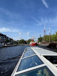 DJI_20230914_154432_839.JPG Blick vom Grachtenboot aus auf den Ratsdelft mit den Museumsschiffen.