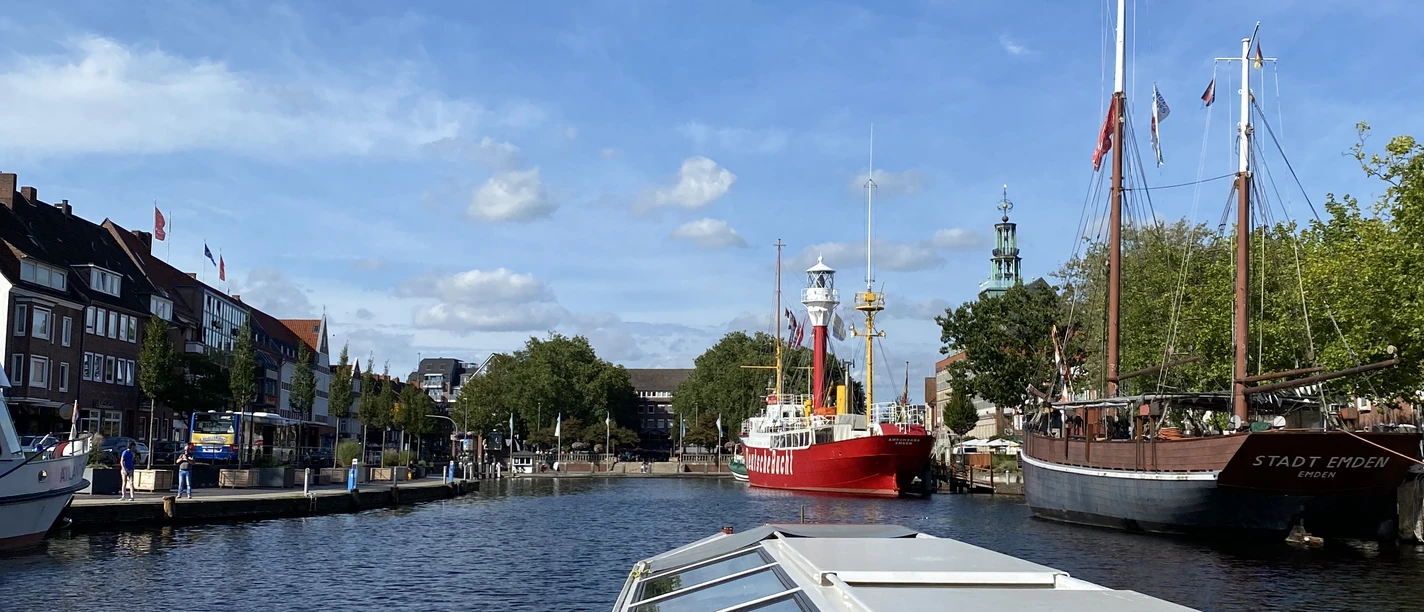 DJI_20230914_154432_839.JPG Blick vom Grachtenboot aus auf den Ratsdelft mit den Museumsschiffen.