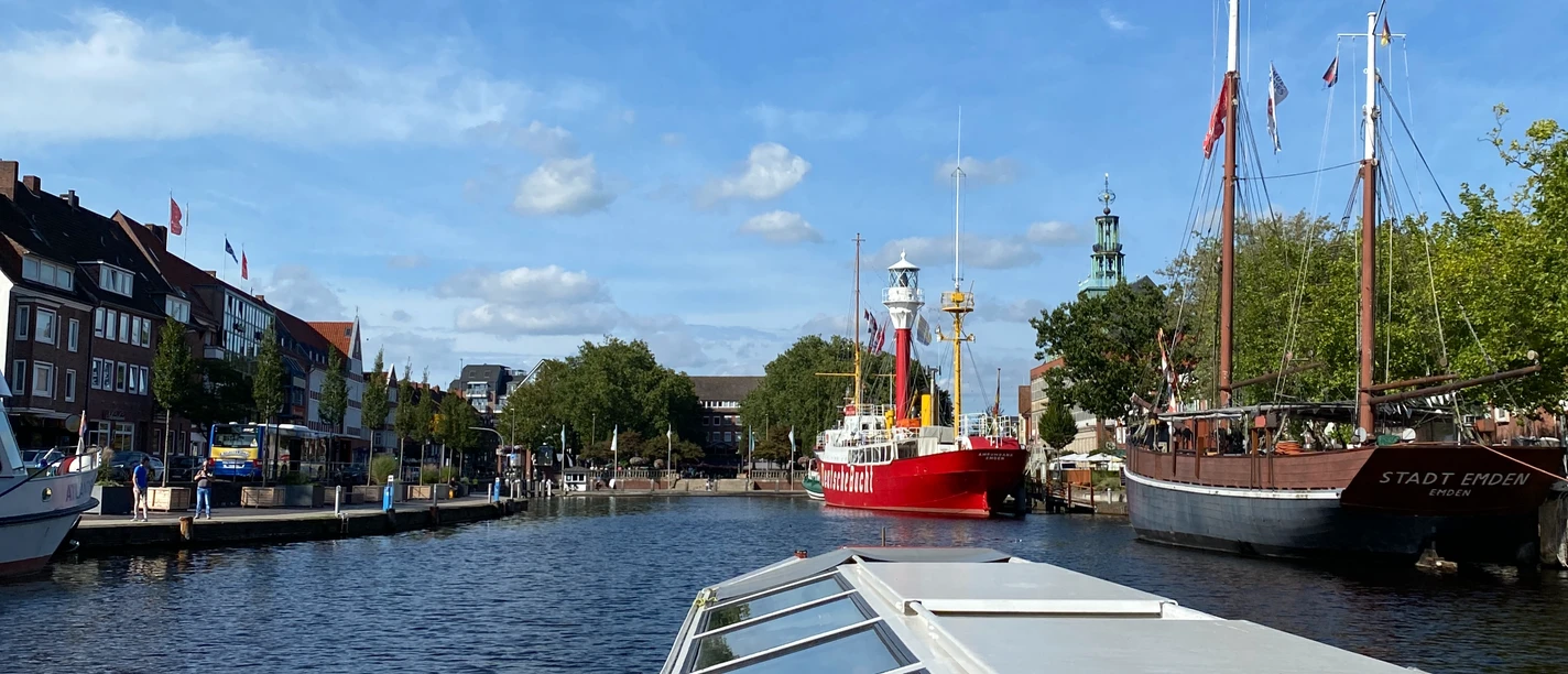 Blick vom Grachtenboot aus auf den Ratsdelft mit den Museumsschiffen.
