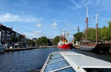 Grachtenboot Emden.JPG Blick vom Grachtenboot aus auf den Ratsdelft mit den Museumsschiffen.
