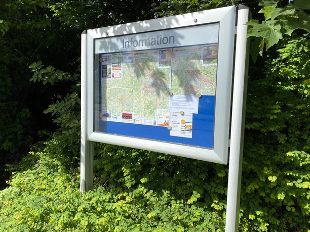 Wohnmobilstellplatz Am Cronsbach, Steinhagen - Information (C) Gemeinde Steinhagen.jpeg Informationstafel am Wohnmobilstellplatz Am Cronsbach mit Ortsplan und Hinweisen im Grünen