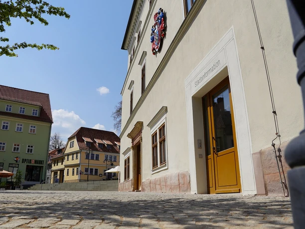 Stadtinformation Sondershausen - Außenansicht Außenansicht der Stadtinformation Sondershausen mit Eingangstür an einem gepflasterten Platz.