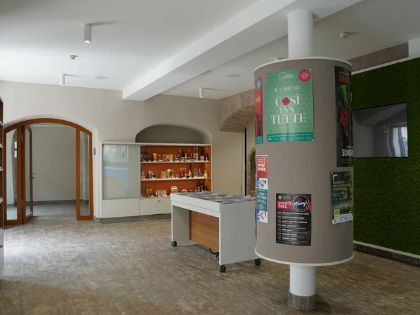 Stadtinformation Sondershausen - Innenansicht Stadtinformation Sondershausen: Innenansicht mit Plakatsäule, Prospekten und Produkten.