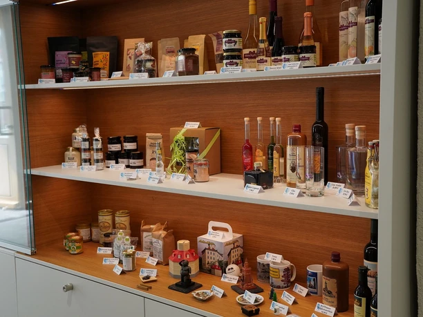 Stadtinformation Sondershausen 2 - Verkaufsregal Verkaufsregal der Stadtinformation mit regionalen Produkten, Flaschen und Souvenirs.