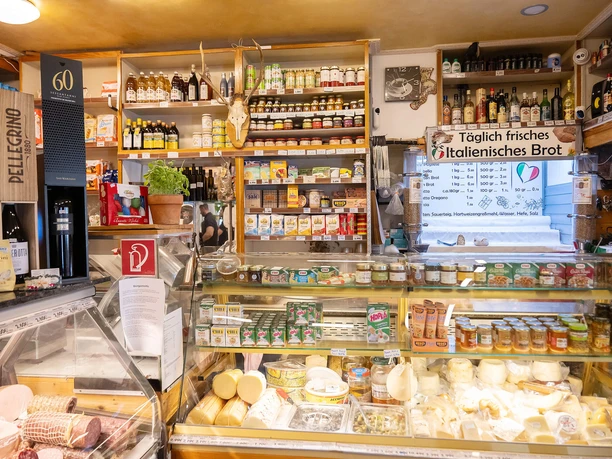Frankfurt - Benincasa deli Italian deli with cheese and bread