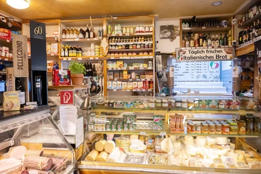 Frankfurt - Benincasa Feinkost Italienischer Feinkostladen mit Käse und Brot