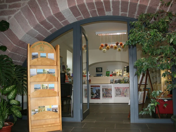 Bürger- und Gästeservice Stadt Kelbra Eingang der Tourist-Information Kelbra im Steingewölbe mit Prospektständer und Infotresen.