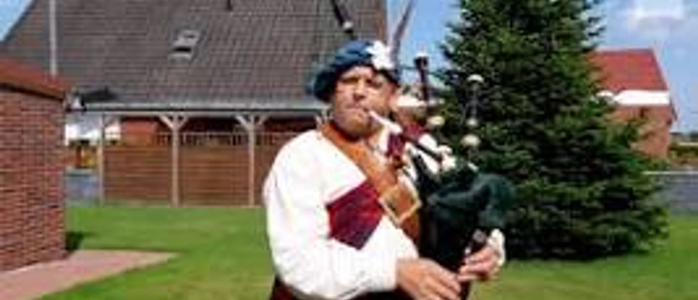 Freddy the piper Musiker Freddy the Piper in schottischer Tracht spielt Dudelsack im Freien.