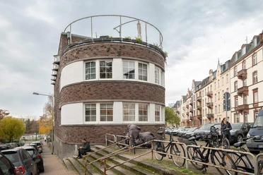 Frankfurt - Wohngebäude Kranichsteiner Straße Rundes Backsteingebäude an Straßenecke
