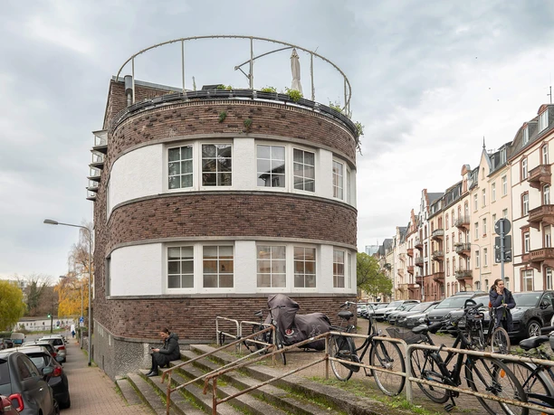 Frankfurt - Wohngebäude Kranichsteiner Straße Rundes Backsteingebäude an Straßenecke