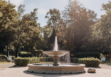 Schlossgarten Brunnen 1 - komprimiert.jpg