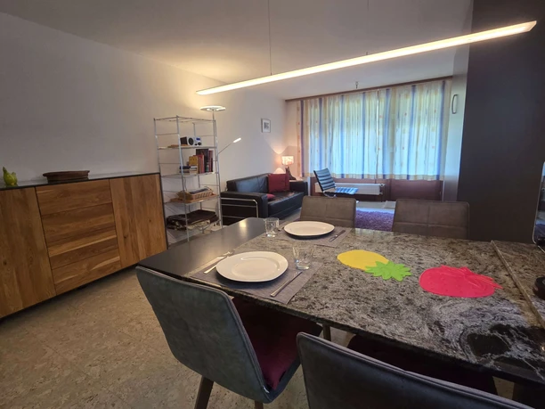 Esstisch mit Blick in Wohnzimmer