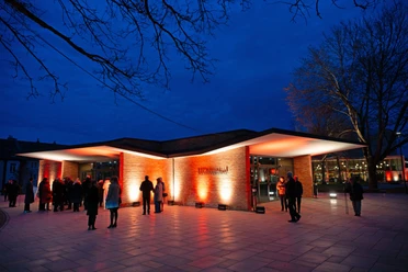 Beethovenhalle Eröffnung von außen