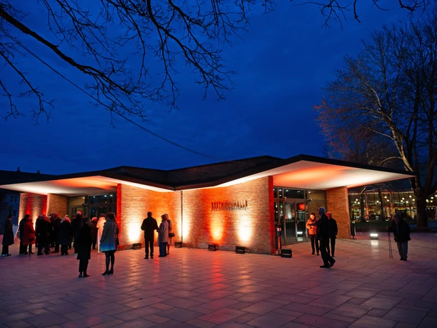 Beethovenhalle Eröffnung von außen