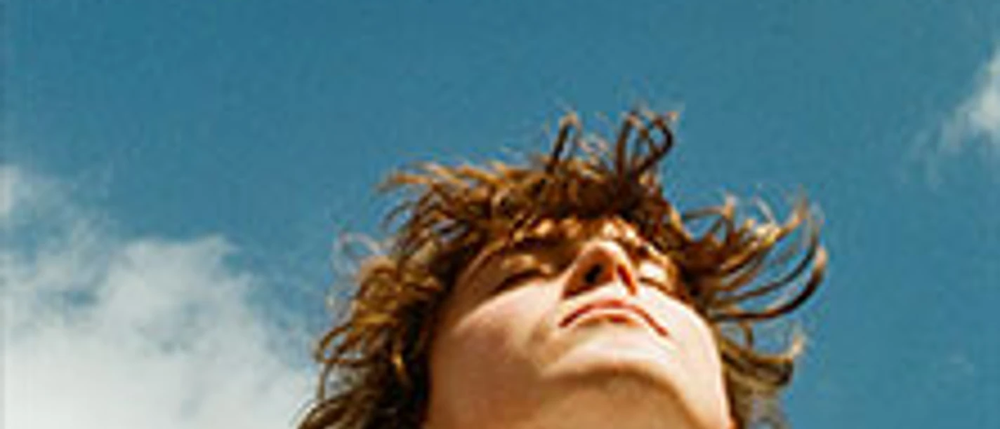 Person blickt nach oben vor blauem Himmel, darüber Schriftzug James Smith Golden Age Tour 2026