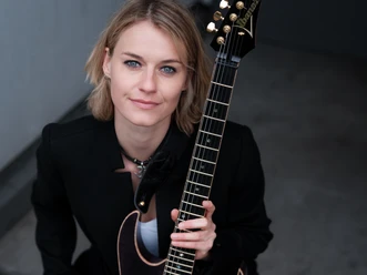 Yasi Hofer