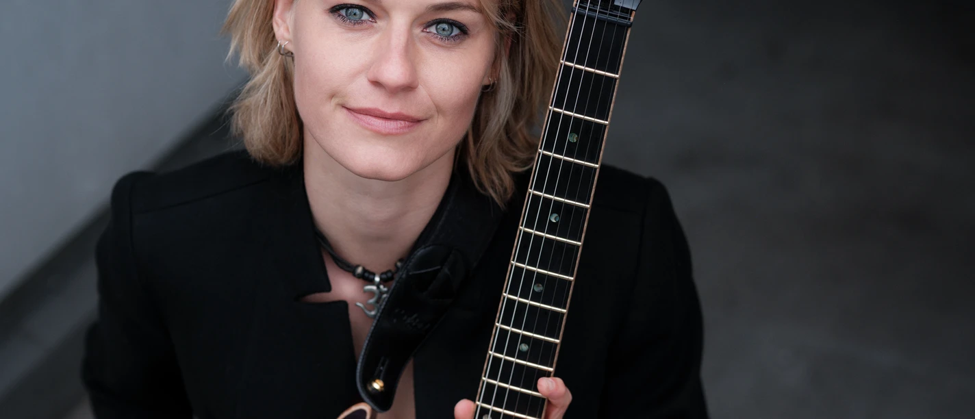 Yasi Hofer