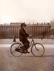 Frau auf einem Fahrrad, Paris, Frankreich, Fotografie, 1917