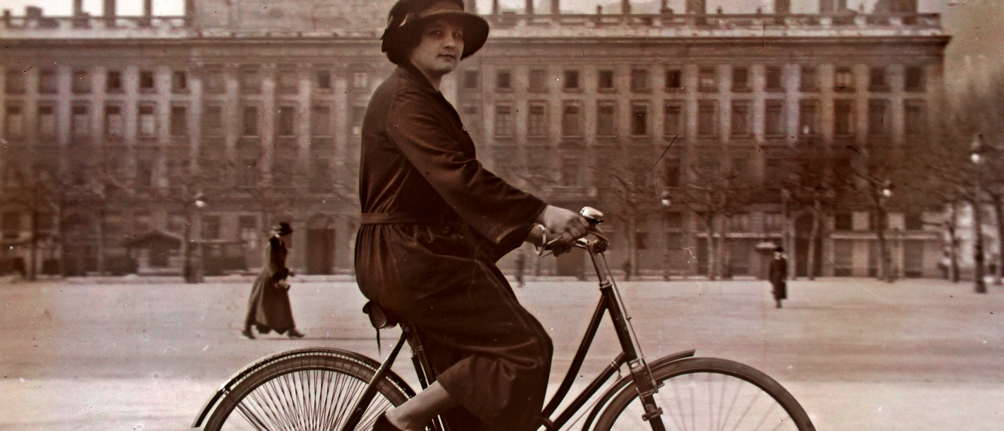 Frau auf einem Fahrrad, Paris, Frankreich, Fotografie, 1917
