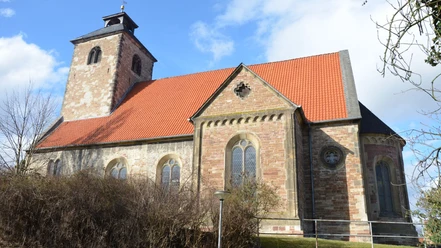 St.Nicolai_Gebhardshagen_HD_16zu9.JPG Steinkirche St. Nicolai in Gebhardshagen mit rotem Ziegeldach und Turm vor blauem Himmel.