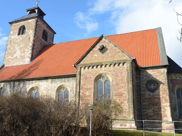 St.Nicolai_Gebhardshagen_HD_16zu9.JPG Steinkirche St. Nicolai in Gebhardshagen mit rotem Ziegeldach und Turm vor blauem Himmel.