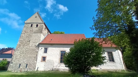 Barum_Kirche_HD_16zu9.jpg Kirche St. Nikolai in Barum mit markantem Steinturm, weißem Schiff und rotem Dach im Grünen.