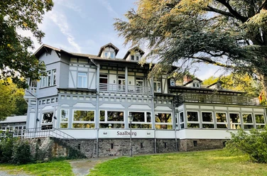 Der Landgasthof Saalburg liegt idyllisch im Grünen Außenaufnahme des Landgasthof Saalburg