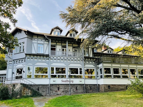 Der Landgasthof Saalburg liegt idyllisch im Grünen Außenaufnahme des Landgasthof Saalburg