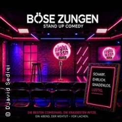 Bühne mit Mikrofon, Neonlicht und Stuhl vor leeren Stuhlreihen für eine Comedyshow.