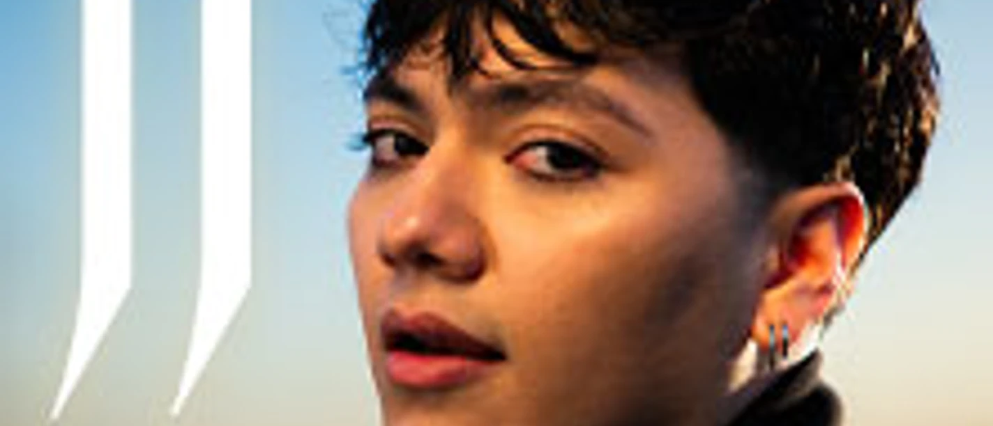 Porträt einer Person vor blauem Himmel mit Tourtitel Act II – Into the Unknown