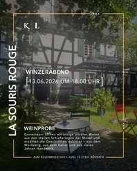 Winzerabend Schattiger Hof mit bunten Sitzmöbeln vor einem historischen Fachwerkhaus im Grünen.