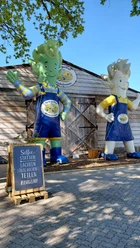 Spargelhof Winkelmann Zwei große Spargelfiguren vor Holzscheune, Selfie-Station beim Hoffest