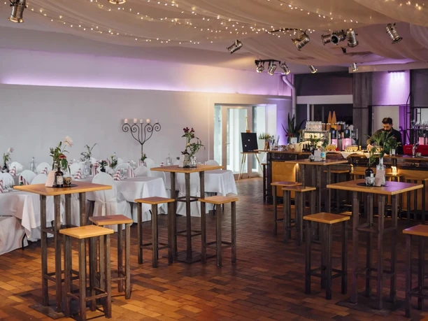Tafelfreuden Tafelfreuden Eventlocation in Köln mit Stehtischen, Bar und festlicher Beleuchtung