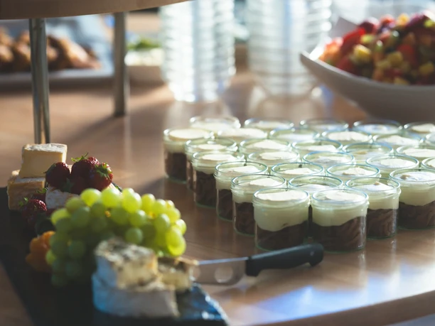 Tafelfreuden Dessertgläser, Käse, Trauben und Erdbeeren auf einem Catering-Buffet
