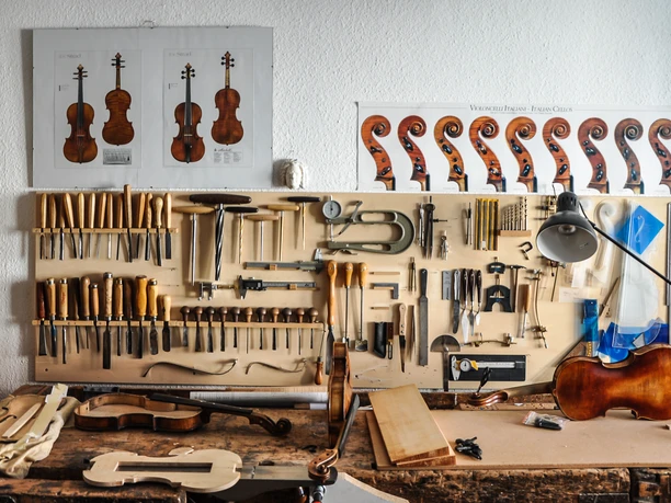 MeineLGeigen - Werktstatteinblick - Produits régionaux de Leipzig et sa région Photo de l'établi avec de nombreux outils chez MeineLGeigen à Leipzig