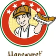 Auf dem Logo des Wurst-Restaurants hält ein Junge mit Kappe und Hosenträgern ein Tablett mit einer Wurst in der Hand. Das Logo wird von verschiedenen Ringen begrenzt. Im inneren Ring sind vier Sterne nebeneinander abgebildet.