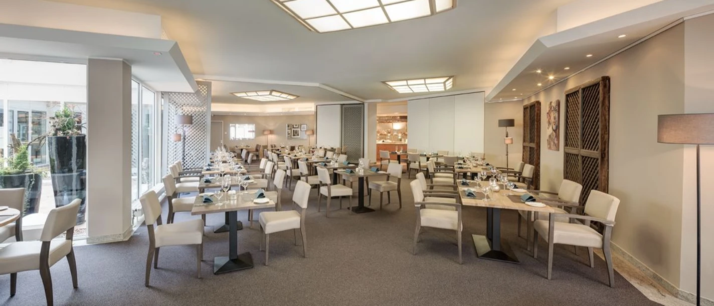 Il Mercato Art Hotel Superior (c) Art Hotel Superior Speiseraum des Il Mercato Art Hotel Superior mit mehreren Tischgruppen, Teppichboden und großen Lampen an der Decke.
