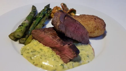Mahlzeit (c) Pixabay Teller mit Spargel, Steak-Streifen in gelber Soße und Pilzen