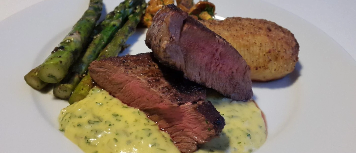 Mahlzeit (c) Pixabay Teller mit Spargel, Steak-Streifen in gelber Soße und Pilzen