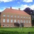 Emsland_-_Aschendorf_-_Gut_Altenkamp_-_Aussenansicht_vom_Park_auf_das_Herrenhaus.jpg Backsteinernes Herrenhaus Gut Altenkamp mit rotem Ziegeldach, gepflegtem Park und moderner Skulptur.