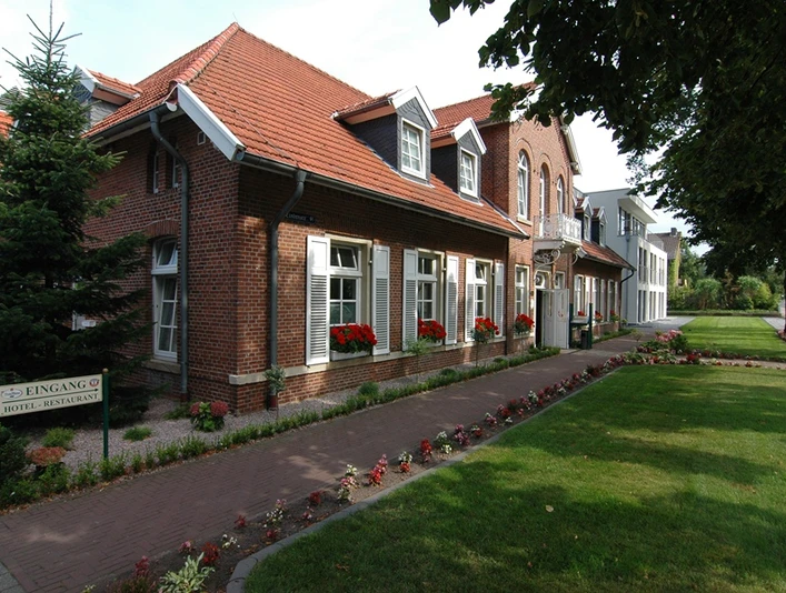 Hotel_Altes_Landhaus_Lingen_-_Aussenansicht_mini.jpg