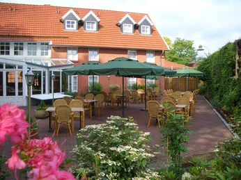 Hotel_Altes_Landhaus_Lingen_-_Terrasse_mini.jpg