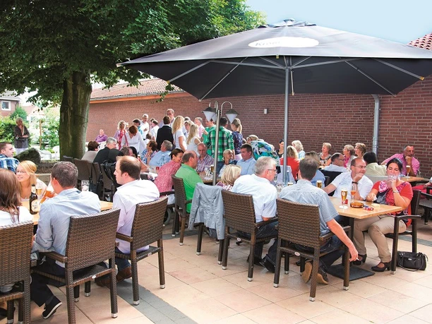 Greive_Terrasse_mit_Menschen_mini.jpg