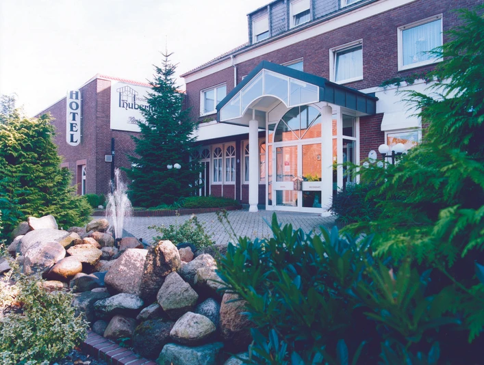 H_Hubertushof_Lingen_mini.jpg Backsteingebäude des Hotels Hubertushof in Lingen mit Glasportal, Vorgarten und kleinem Springbrunnen