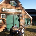 Altes Gasthaus Giese Vier Personen sitzen im Hof vor dem Backsteinhaus Altes Gasthaus Giese und essen gemeinsam.