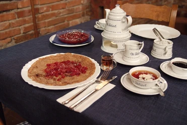 papenbörgerHus_pbg (1) Buchweizenpfannkuchen mit roter Grütze, Tee und ostfriesischem Teegeschirr auf dunklem Tuch