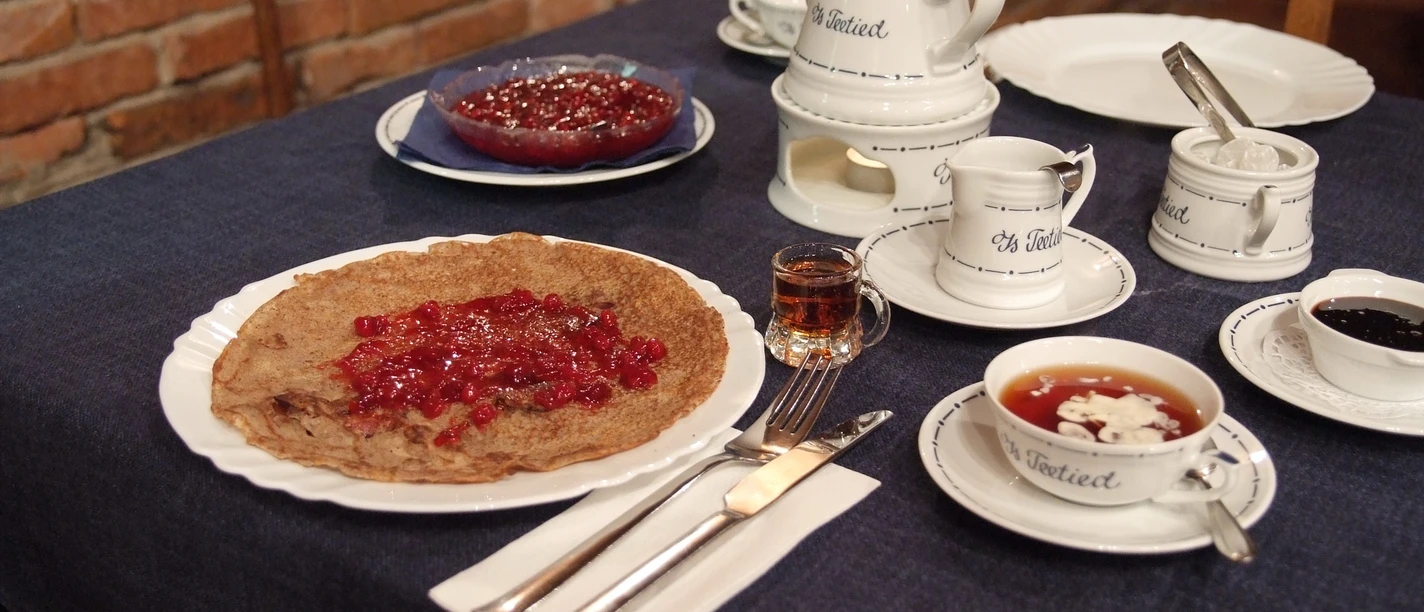 papenbörgerHus_pbg (1) Buchweizenpfannkuchen mit roter Grütze, Tee und ostfriesischem Teegeschirr auf dunklem Tuch